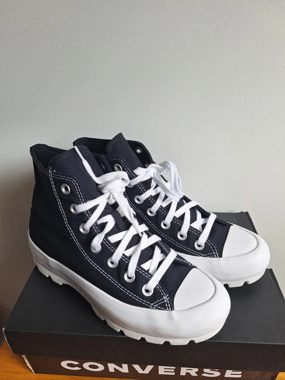 Converse Women's Chuck Taylor All Star High Lugged 'Black' Size 7 - Picture 2 of 12